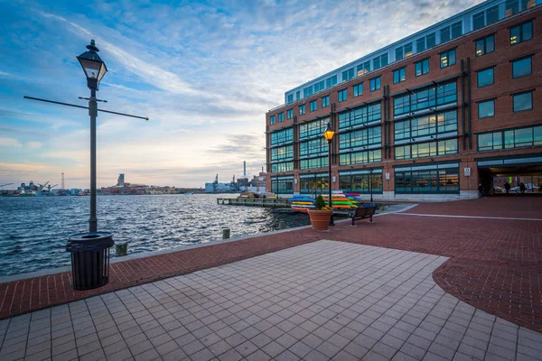 The Waterfront Promenade and Bond Street Wharf in Fells Point, B — Stock Photo, Image