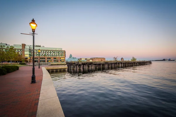 The Waterfront Promenade at twilight, in Fells Point, Baltimore, — Stock Photo, Image