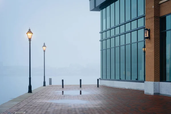 Die Uferpromenade im Nebel und ein modernes Gebäude in Fjells — Stockfoto