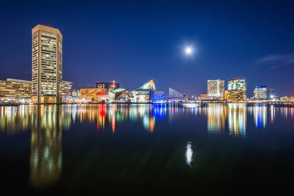 The moon over the Inner Harbor skyline at night, in Baltimore, M — Stock Photo, Image