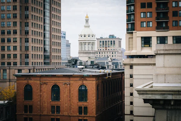 Vista da Câmara Municipal e edifícios no centro de Baltimore, Maryland . — Fotografia de Stock