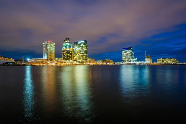 Vedere a portului est pe timp de noapte, în Baltimore, Maryland . — Fotografie, imagine de stoc
