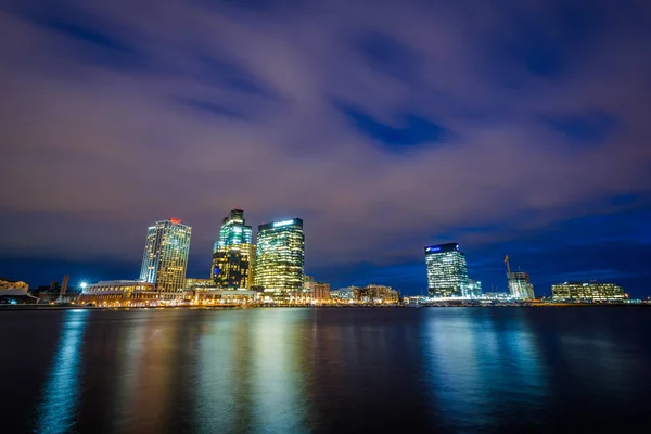 Utsikt över hamnen öst på natten, i Baltimore, Maryland. — Stockfoto