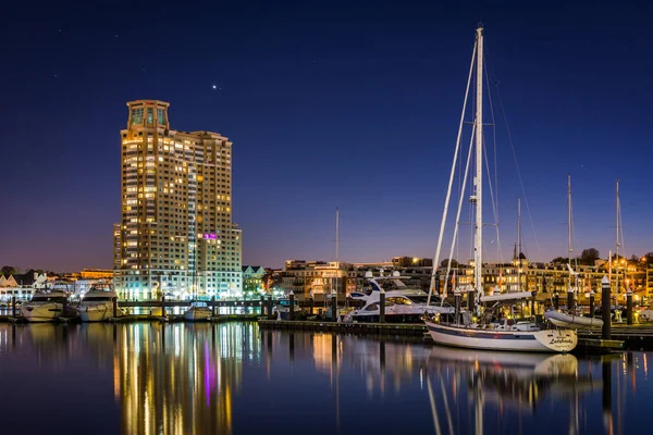 Vista de un puerto deportivo y edificios por la noche, en el puerto interior, en — Foto de Stock