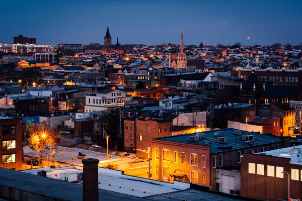 Alacakaranlıkta Baltimore, Mary akşamlarınıFells Point'teki binaların görünümü — Stok fotoğraf