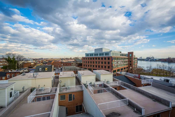 View of rooftop decks and Bond Street Wharf, in Baltimore, Maryl — Stock Photo, Image