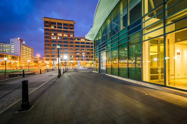 Walkway and buildings along Pratt Street at night, at the Inner — Stock Photo, Image