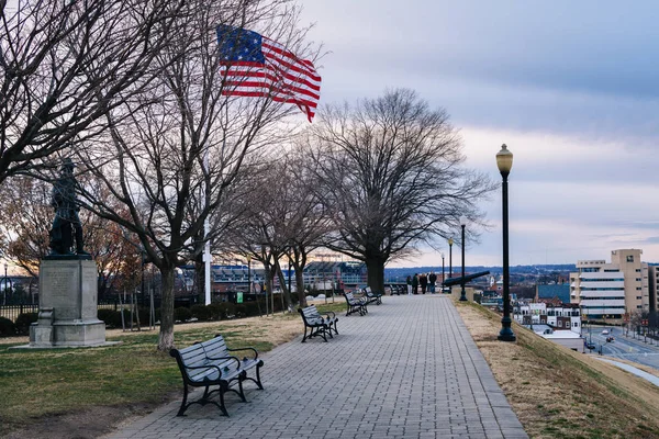 Chodnik i amerykańska flaga Federal Hill Park, w Baltimore, Ma — Zdjęcie stockowe