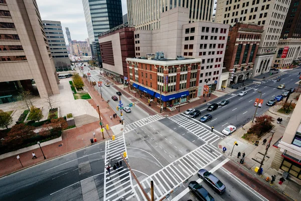 Visa av skärningspunkten mellan Light Street och Lombard Street, i — Stockfoto