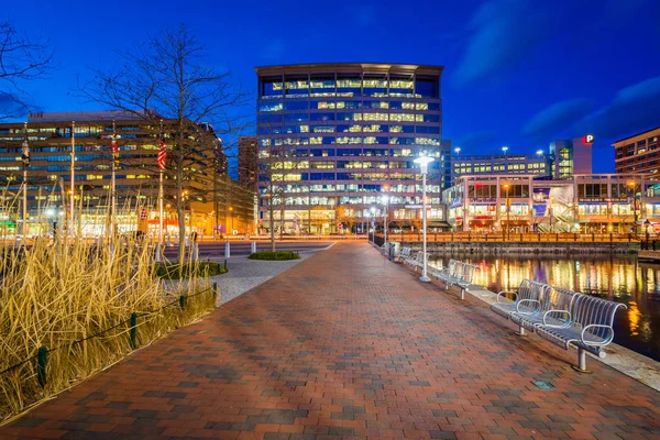 Walkway and buildings along Pratt Street at night, in the Inner — Stock Photo, Image