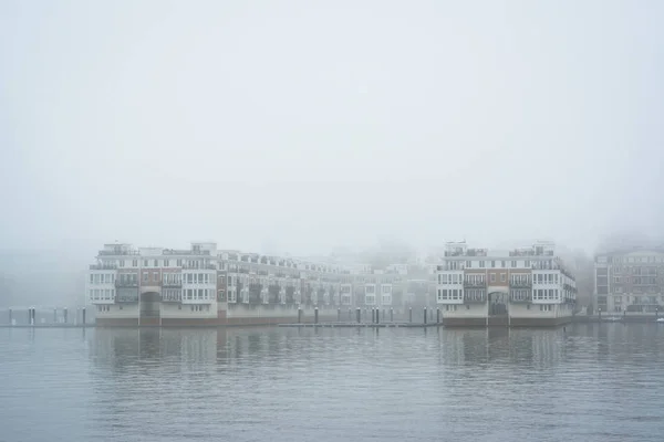 Waterfront residences  in fog, at the Inner Harbor in Baltimore, — Stock Photo, Image