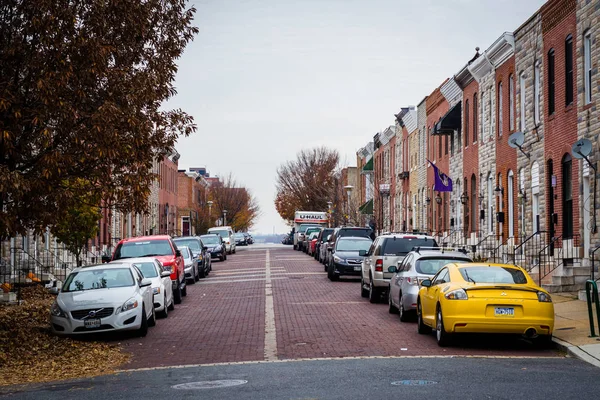 Ziegelsteinstraße und Reihenhäuser in Highlandtown, Baltimore, Maryland — Stockfoto