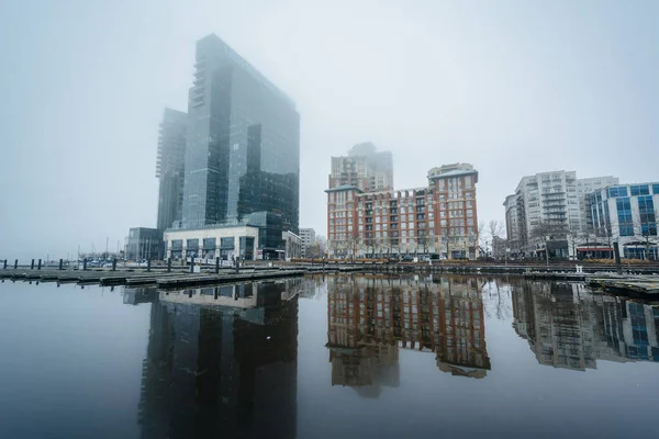 Blick auf Hafen Osten im Nebel, in Baltimore, Märchenland. — Stockfoto