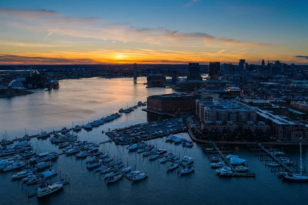 Widok z lotu ptaka z Fells Point o zachodzie słońca, w Baltimore, Maryland. — Zdjęcie stockowe