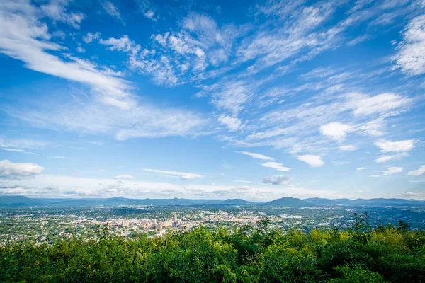 Vista de Roanoke de Mill Mountain, em Roanoke, Virgínia . — Fotografia de Stock