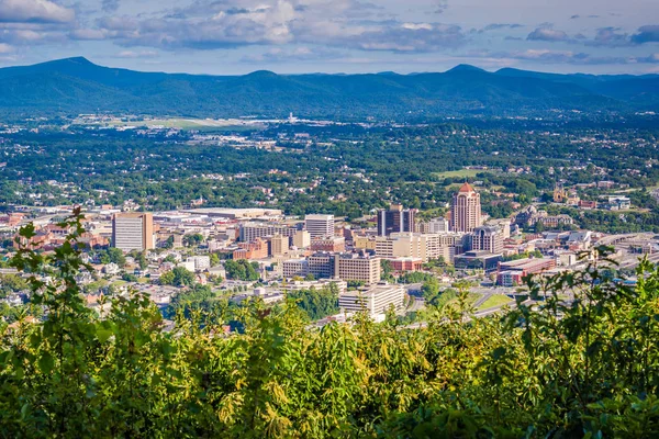 Pohled na Roanoke od Mill Mountain, Roanoke, Virginie. — Stock fotografie