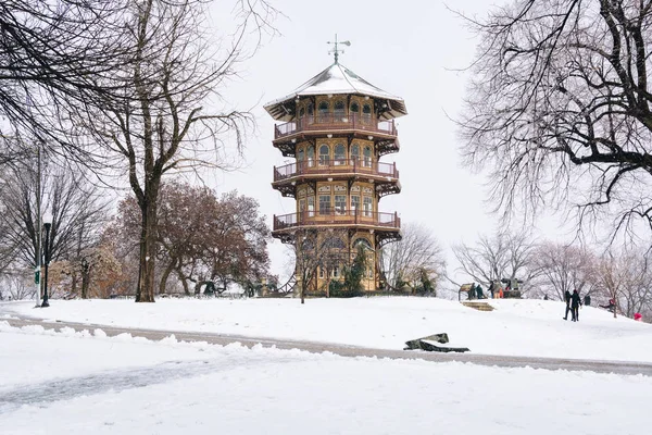 Patterson Park Pagoda içinde Baltimore, Maryland karda. — Stok fotoğraf