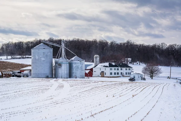 Snow and farm in a rural area of York County, Pennsylvania. — Stock Photo, Image