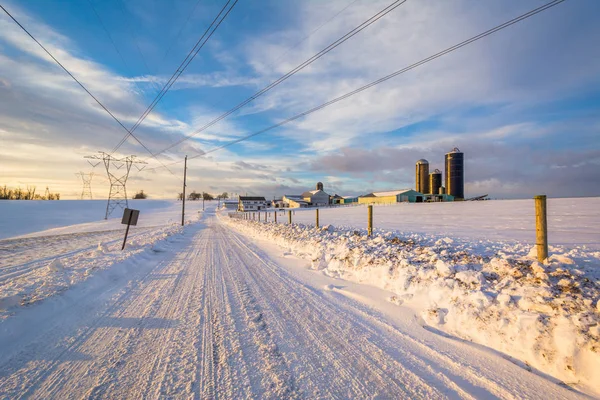 Snow covered road and a farm in a rural area of York County, Pen — Stock Photo, Image