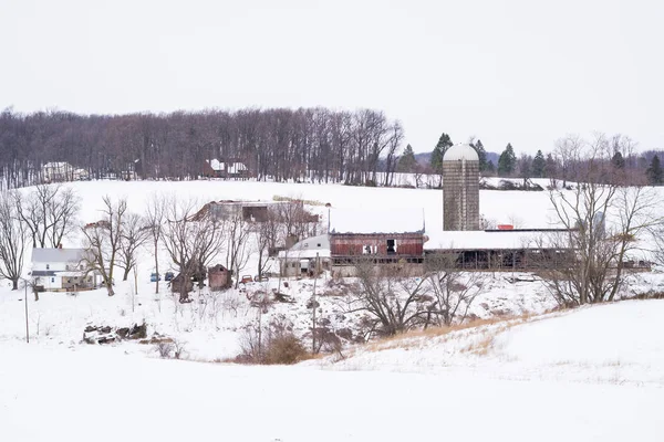 Visa en snö täckta gård i ett landsbygdsområde i York County, Penn — Stockfoto