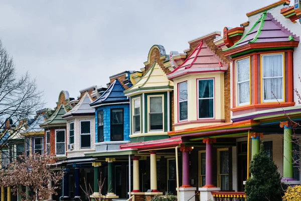 As coloridas casas pintadas da fileira das senhoras, na avenida de Guilford, em C — Fotografia de Stock