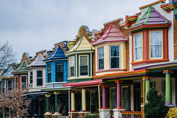 As coloridas casas pintadas da fileira das senhoras, na avenida de Guilford, em C — Fotografia de Stock