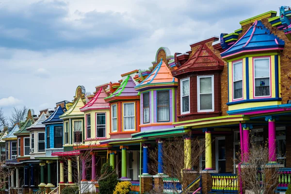 Casas de fileira coloridas ao longo da Avenida Guilford em Charles Village, Ba — Fotografia de Stock
