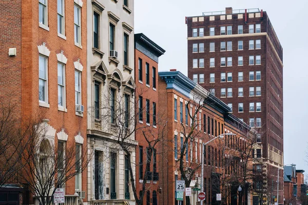Historické budovy podél ulice touží, v Mount Vernon, Baltimor — Stock fotografie
