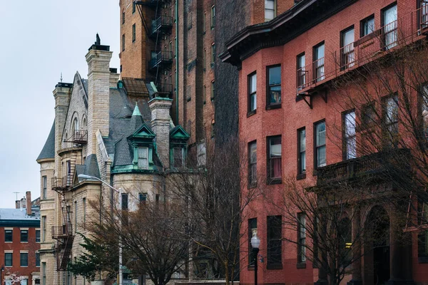 Edificios históricos a lo largo de Madison Street en Mount Vernon, Baltimo — Foto de Stock