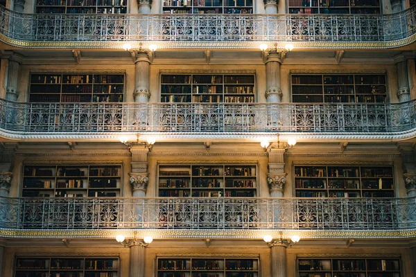 Balkonger i Peabody biblioteket, i Mount Vernon, Baltimore, Ma — Stockfoto