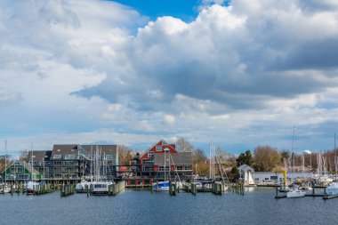 Binalar ve Spa Creek, Annapolis, Maryland boyunca marinalar.