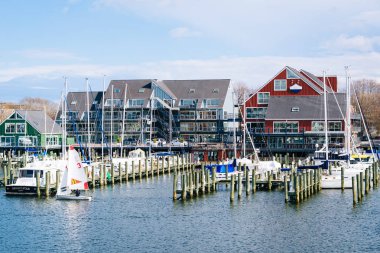 Binalar ve Spa Creek, Annapolis, Maryland boyunca marinalar.