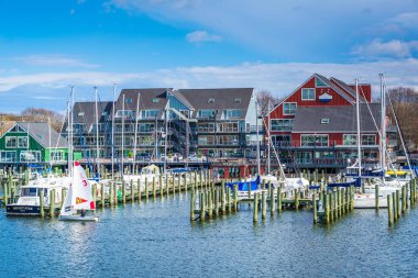 Binalar ve Spa Creek, Annapolis, Maryland boyunca marinalar.