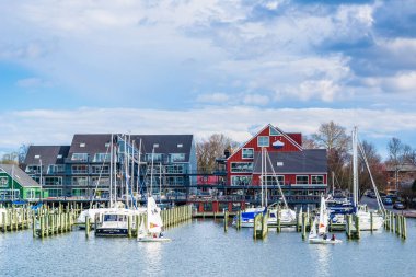 Binalar ve Spa Creek, Annapolis, Maryland boyunca marinalar.