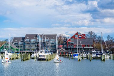 Binalar ve Spa Creek, Annapolis, Maryland boyunca marinalar.