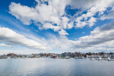 Bulutlar üzerinde Spa Creek, Annapolis, Maryland.