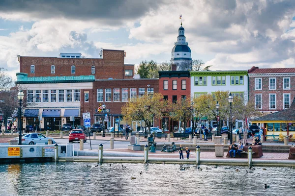 Edifícios ao longo do porto de Annapolis e da Maryland State House em — Fotografia de Stock