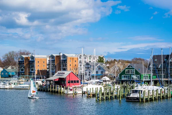 Buildings and marinas along Spa Creek, in Annapolis, Maryland. — Stock Photo, Image