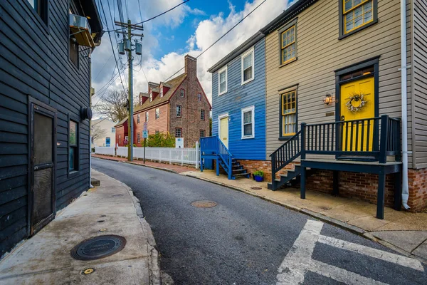 Kleurrijke rij huizen op Pinkney Street in Annapolis, Maryland. — Stockfoto