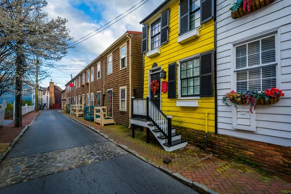 Barevné řadových domů v ulici Pinkney v Annapolis, Maryland. — Stock fotografie