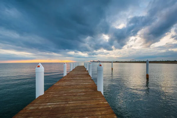 Dramatic sunset over a pier in the Chesapeake Bay, in Kent Islan — Stock Photo, Image