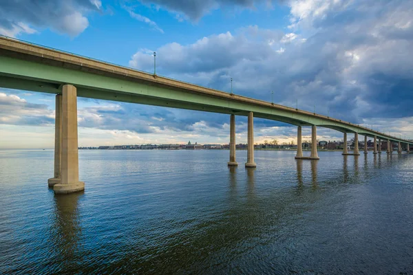 El puente de la Academia Naval sobre el río Severn, en Annapolis, Ma — Foto de Stock