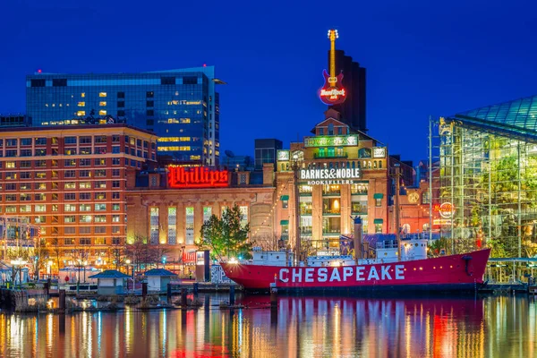 Widok na Chesapeake Lightship i elektrowni w nocy, o th — Zdjęcie stockowe