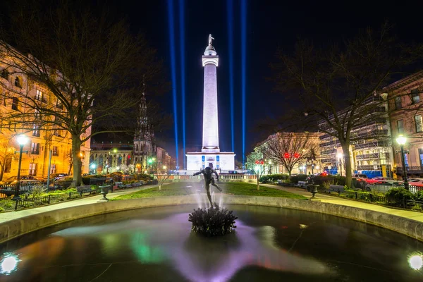 Fountain and the Washington Monument at night, in Mount Vernon, — Stock Photo, Image