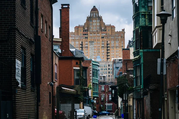 Alej a budov v centru města, Filadelfie, Pensylvánie. — Stock fotografie