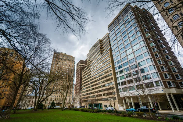 Buildings at Rittenhouse Square, in Philadelphia, Pennsylvania. — Stock Photo, Image