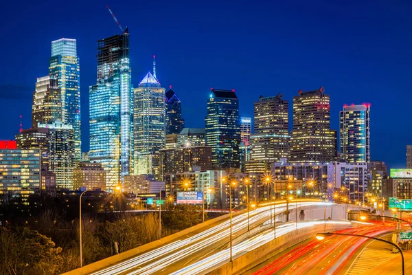 Die schuylkill-autobahn und die skyline bei nacht in philadelphia, — Stockfoto