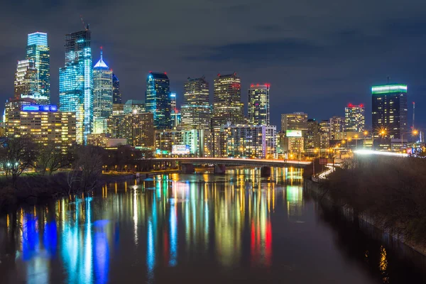 Schuylkill řeku a panorama v noci, ve Philadelphii, Penn — Stock fotografie