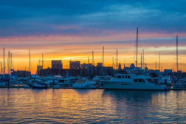 Sunset over a marina in Canton, Baltimore, Maryland. — Stock Photo, Image