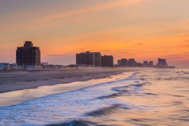 Atlantik Okyanusu ve binalarda sunrise, Ventnor, dalgalar